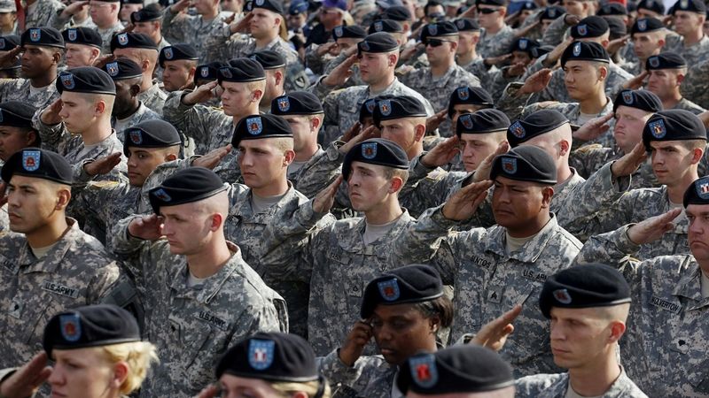 Pentagon začal propouštět neočkované vojáky